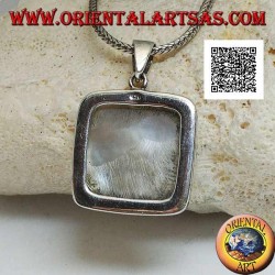 Colgante de plata con nácar cuadrado en un entorno liso y esencial.