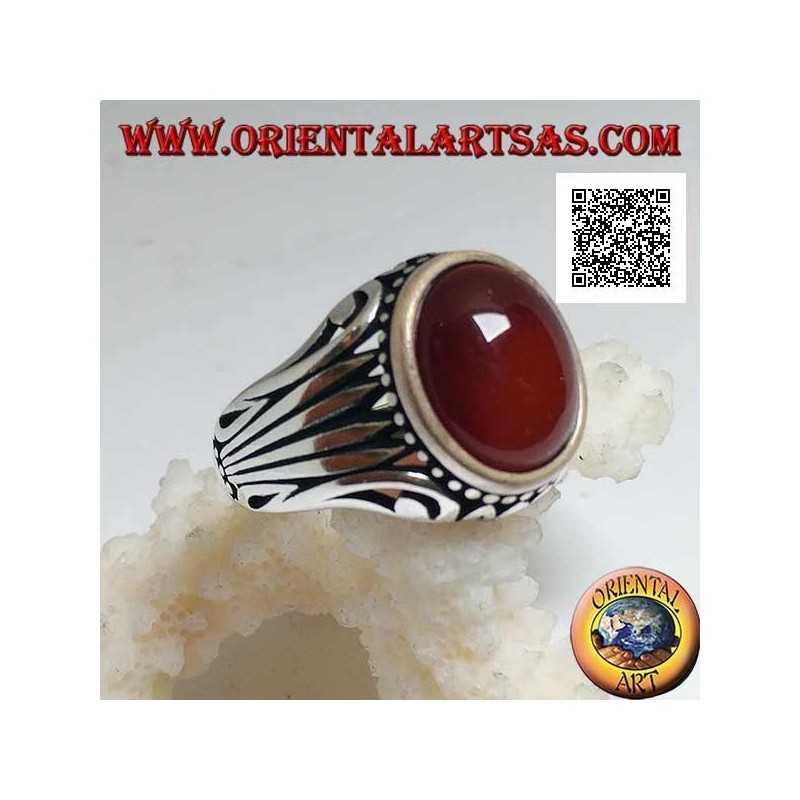 Bague en argent avec cabochon ovale cornaline entouré de points et rayures gravés sur les côtés