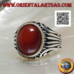 Anillo de plata con cornalina cabujón ovalada rodeada de puntos y rayas grabados en los lados