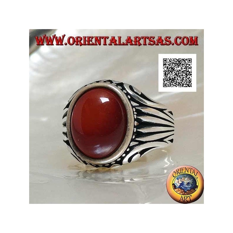 Bague en argent avec cabochon ovale cornaline entouré de points et rayures gravés sur les côtés