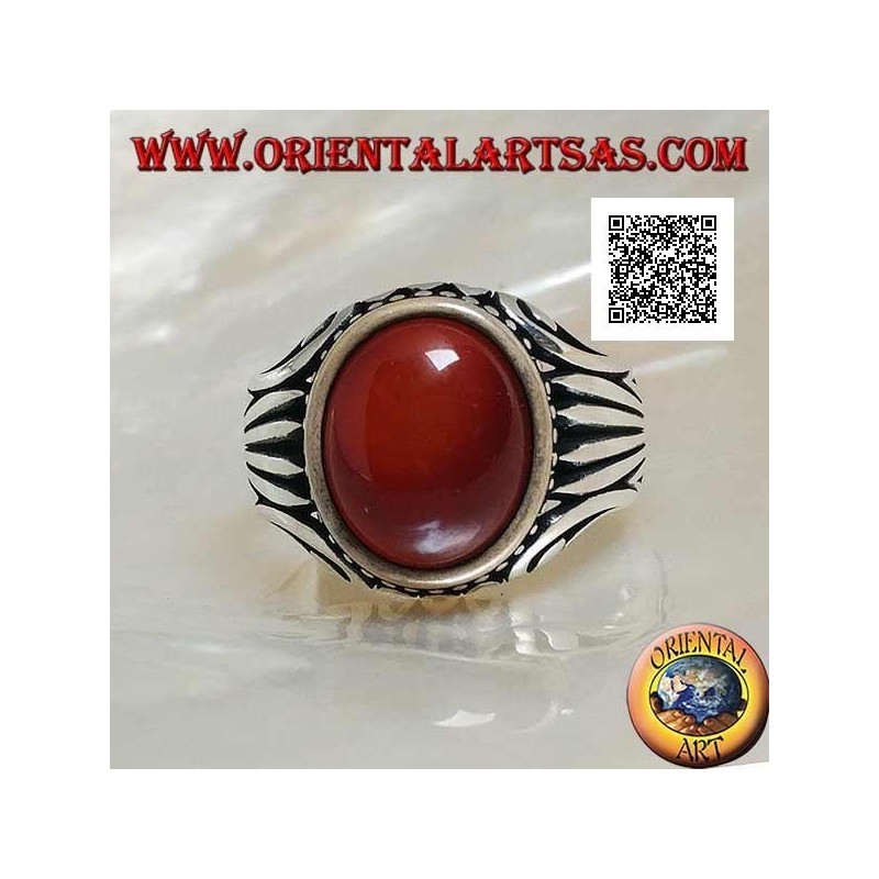 Anello in argento con corniola ovale cabochon contornata da puntini e righe incise sui lati