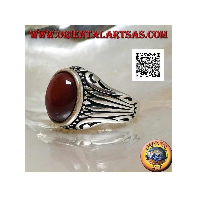Anello in argento con corniola ovale cabochon contornata da puntini e righe incise sui lati