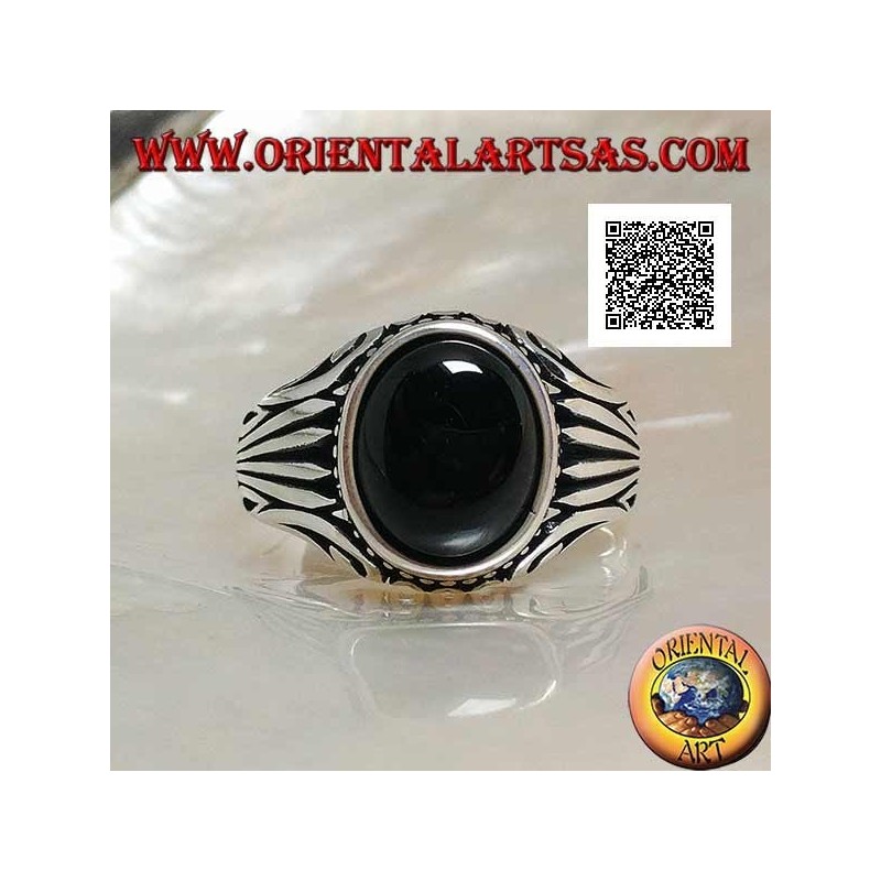 Anello in argento con onice ovale cabochon contornata da puntini e righe incise sui lati