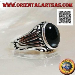 Anillo de plata con cabujón de ónice ovalado rodeado de puntos y rayas grabados a los lados