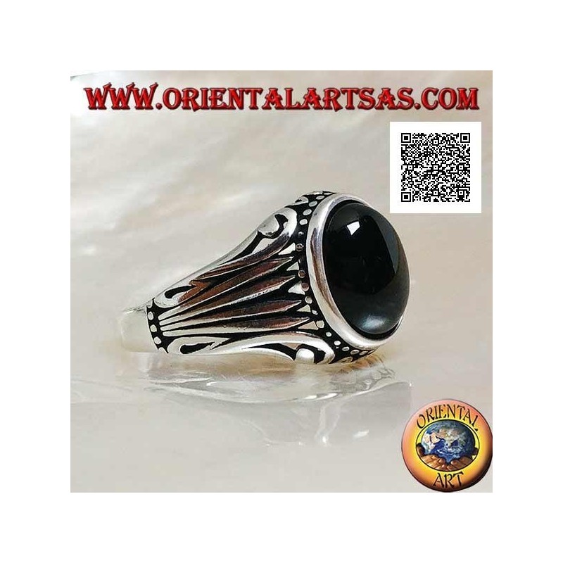 Anello in argento con onice ovale cabochon contornata da puntini e righe incise sui lati
