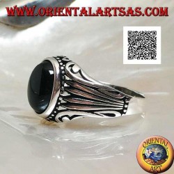 Silberring mit ovalem Onyx-Cabochon, umgeben von seitlich eingravierten Punkten und Streifen