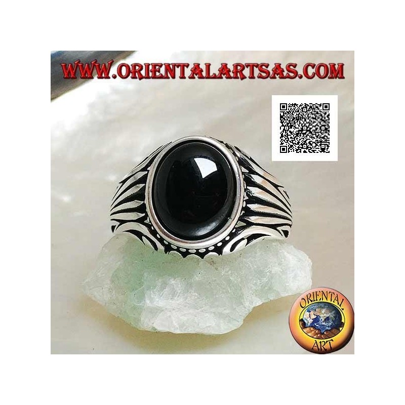 Silberring mit ovalem Onyx-Cabochon, umgeben von seitlich eingravierten Punkten und Streifen