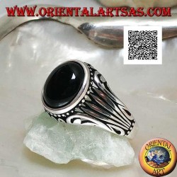 Silberring mit ovalem Onyx-Cabochon, umgeben von seitlich eingravierten Punkten und Streifen