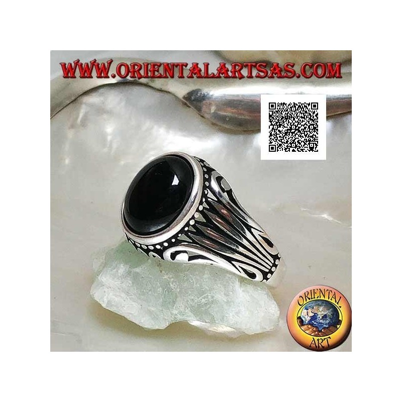Silberring mit ovalem Onyx-Cabochon, umgeben von seitlich eingravierten Punkten und Streifen