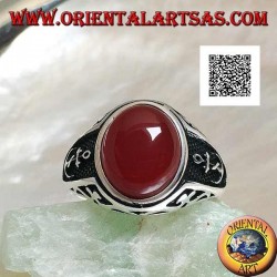 Silver ring with oval cabochon carnelian with engravings and still in relief on the sides