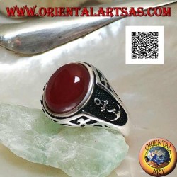 Silberring mit ovalem Cabochon-Karneol mit Gravuren und noch Relief an den Seiten
