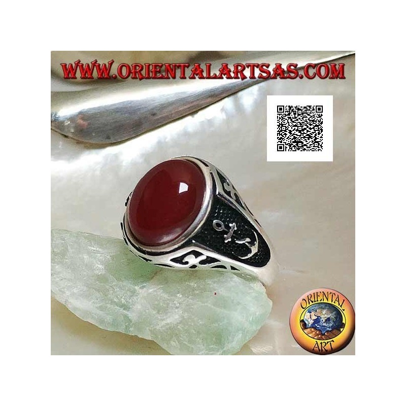 Anillo de plata con cornalina ovalada cabujón con grabados y todavía en relieve en los lados