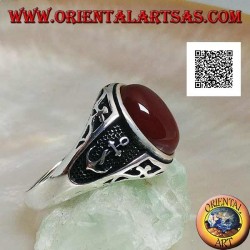 Anillo de plata con cornalina ovalada cabujón con grabados y todavía en relieve en los lados