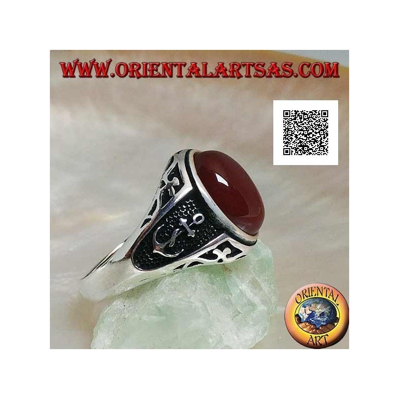 Anello in argento con corniola ovale cabochon con incisioni e ancora in rilievo sui lati