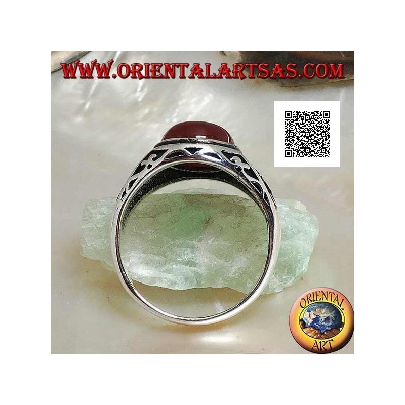 Anillo de plata con cornalina ovalada cabujón con grabados y todavía en relieve en los lados