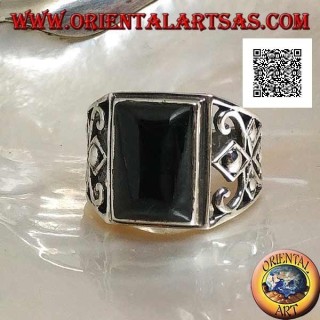 Anello in argento con onice rettangolare cabochon e decorazione traforata sui lati