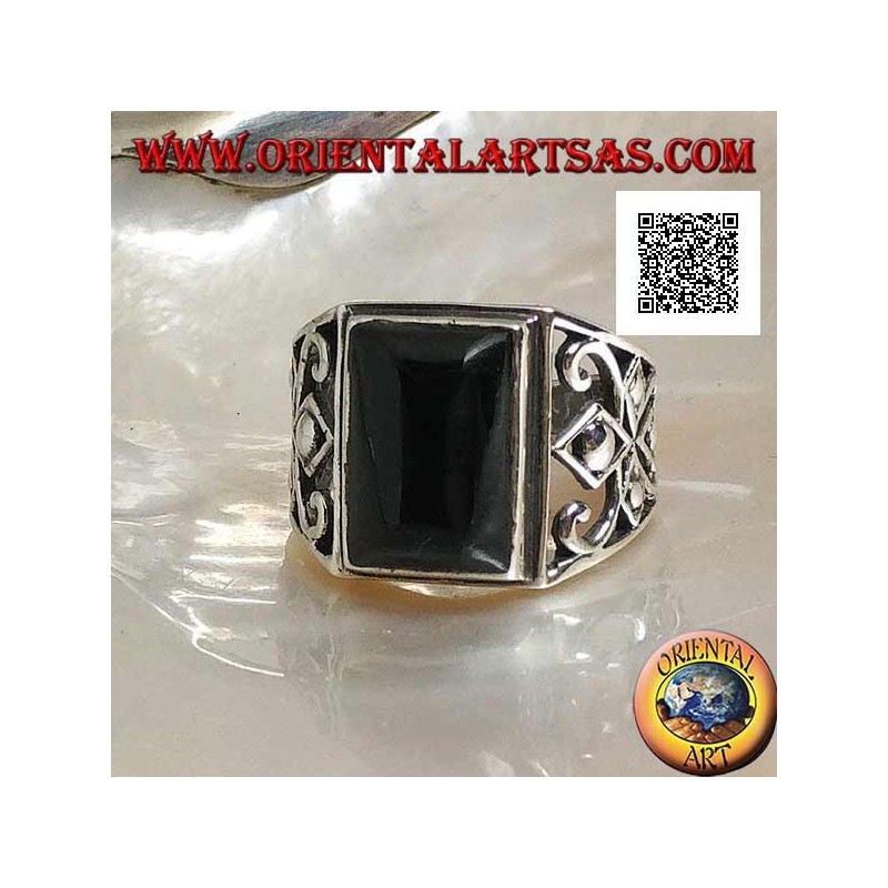 Silberring mit rechteckigem Onyx-Cabochon und durchbrochener Dekoration an den Seiten