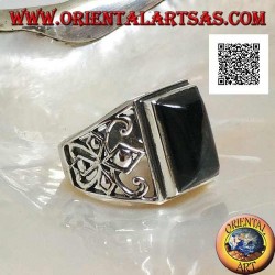 Anillo de plata con cabujón de ónix rectangular y decoración calada en los laterales.