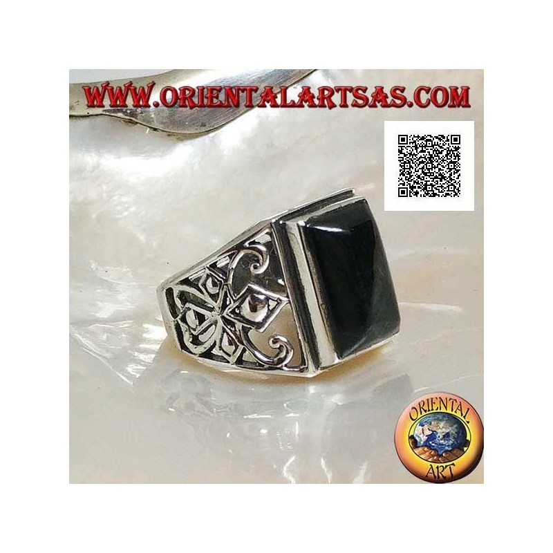 Silberring mit rechteckigem Onyx-Cabochon und durchbrochener Dekoration an den Seiten