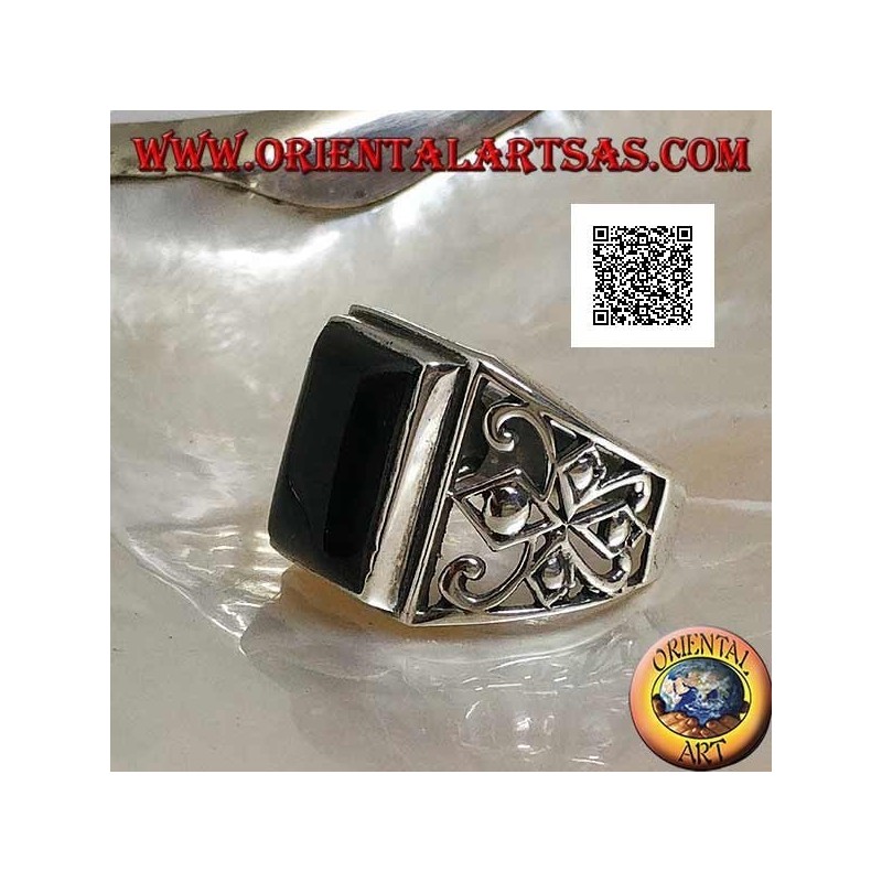 Anello in argento con onice rettangolare cabochon e decorazione traforata sui lati