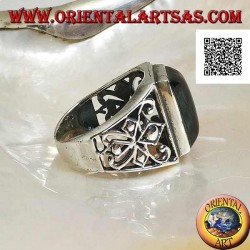 Anillo de plata con cabujón de ónix rectangular y decoración calada en los laterales.