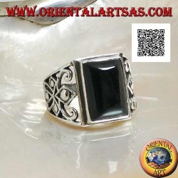 Anillo de plata con cabujón de ónix rectangular y decoración calada en los laterales.