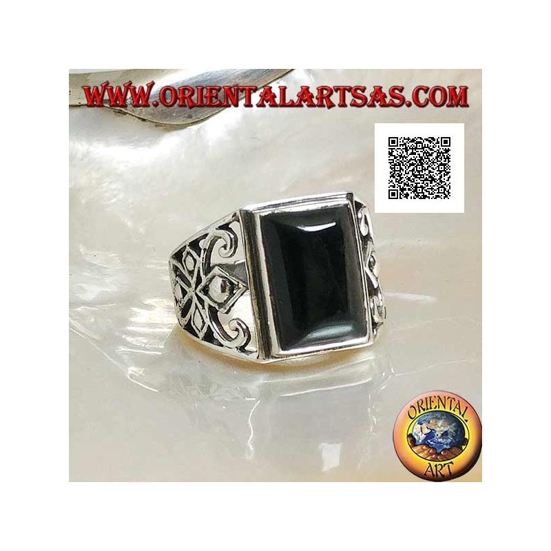 Silberring mit rechteckigem Onyx-Cabochon und durchbrochener Dekoration an den Seiten