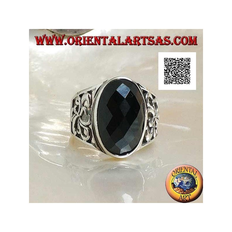 Anillo de plata con ónix facetado ovalado y decoración calada en los laterales.