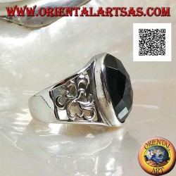 Anillo de plata con ónix facetado ovalado y decoración calada en los laterales.