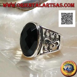 Anillo de plata con ónix facetado ovalado y decoración calada en los laterales.