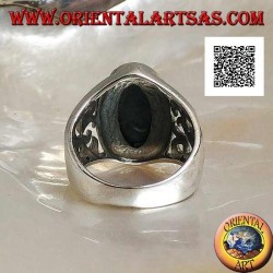 Anillo de plata con ónix facetado ovalado y decoración calada en los laterales.