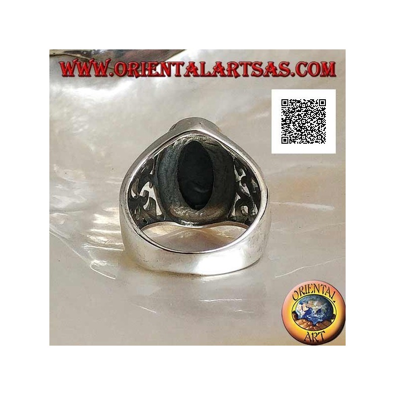 Anello in argento con onice ovale sfaccettata e decorazione traforata sui lati