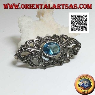 Spilla in argento con topazio azzurro ovale e decorazione traforata tempestata di marcassite