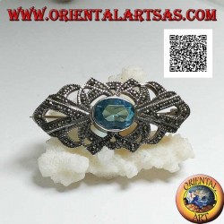 Broche de plata con topacio azul ovalado y decoración calada tachonada con marcasita