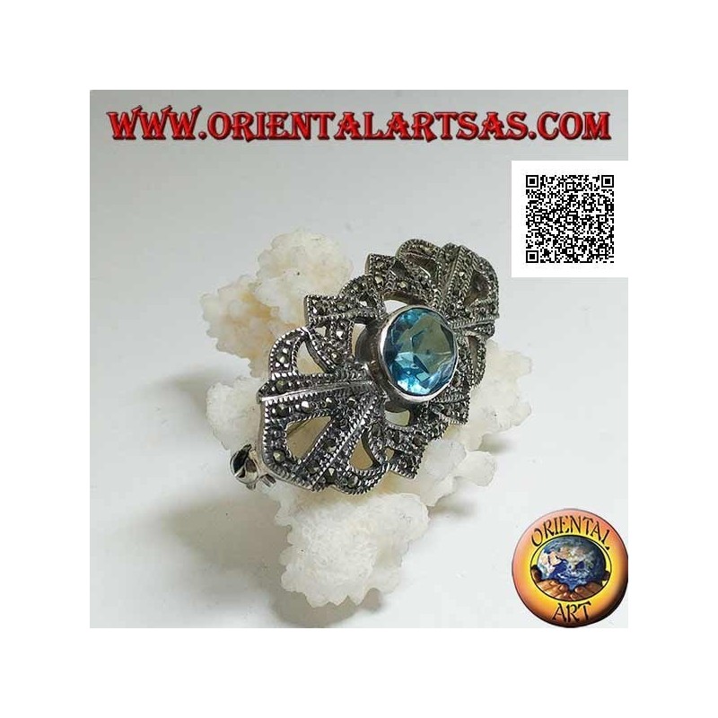 Broche en argent à topaze bleue ovale et décor ajouré parsemé de marcassite