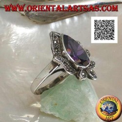 Anillo de plata con una gran gota de circón color amatista rodeado de hojas tachonadas de marcasita