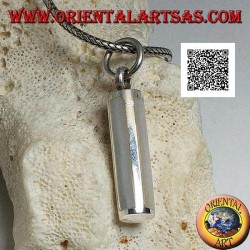 Colgante de plata de sección cilíndrica con cuatro perlas rectangulares.