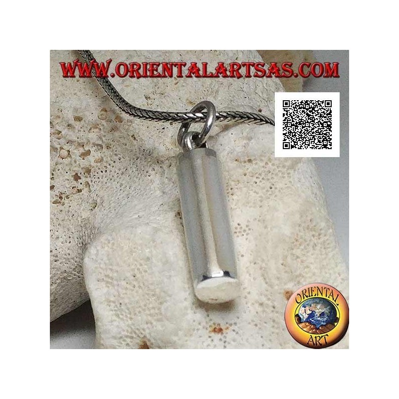 Colgante de plata de sección cilíndrica con cuatro perlas rectangulares.