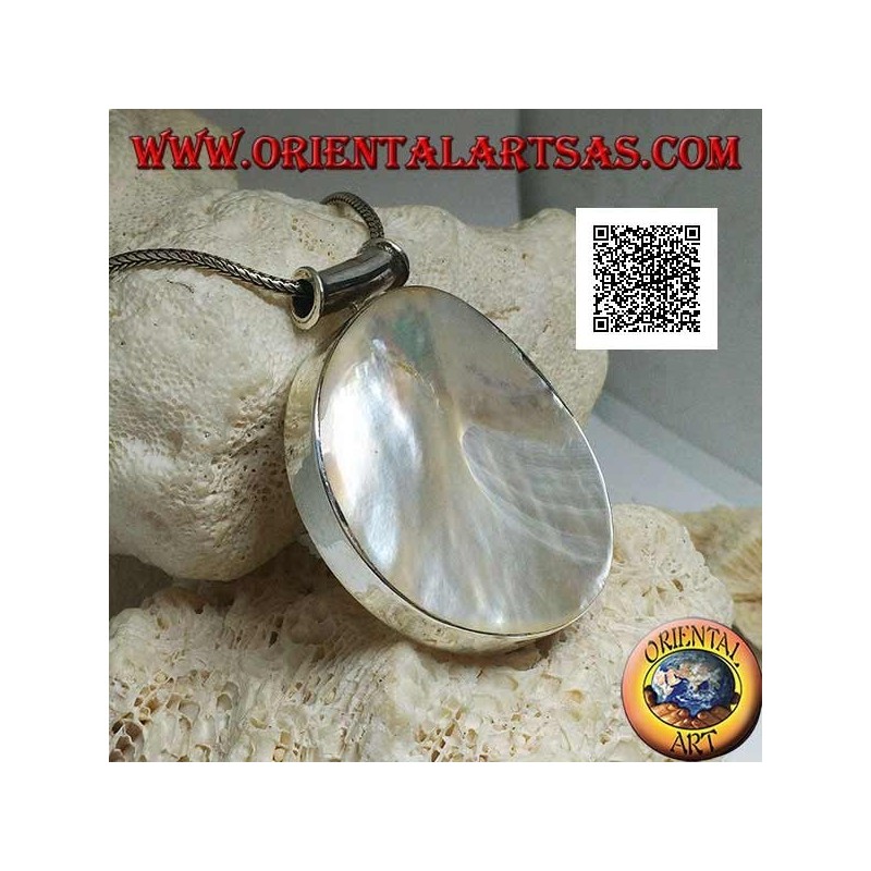 Colgante de plata con nácar redondo grande en un marco lateral liso y gancho tubular