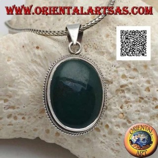 Colgante de plata con hematita verde o piedra de sangre ovalada rodeada por un tejido fino