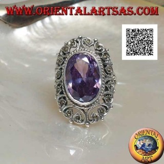 Bague en argent avec zircon ovale facetté couleur améthyste entouré d'un décor perforé de marcassite