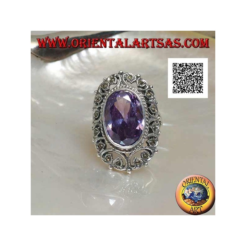 Silberring mit facettiertem ovalem amethystfarbenem Zirkon, umgeben von perforiertem Dekor mit Markasit