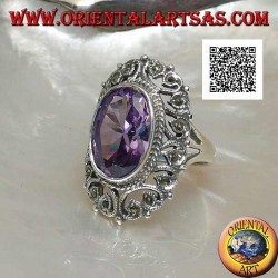 Silberring mit facettiertem ovalem amethystfarbenem Zirkon, umgeben von perforiertem Dekor mit Markasit