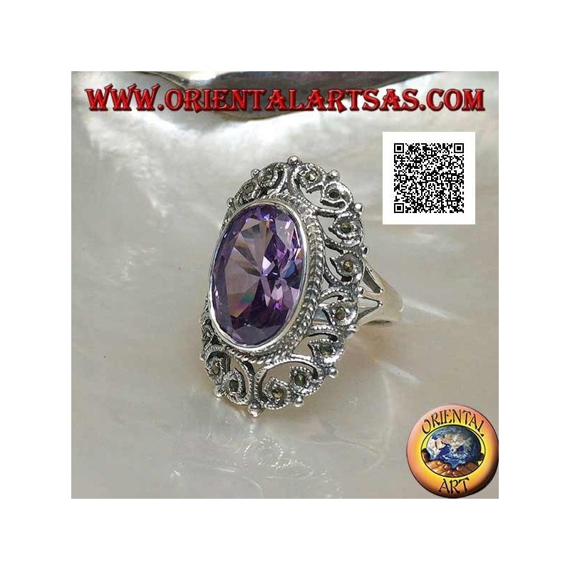 Silberring mit facettiertem ovalem amethystfarbenem Zirkon, umgeben von perforiertem Dekor mit Markasit