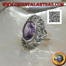 Silberring mit facettiertem ovalem amethystfarbenem Zirkon, umgeben von perforiertem Dekor mit Markasit
