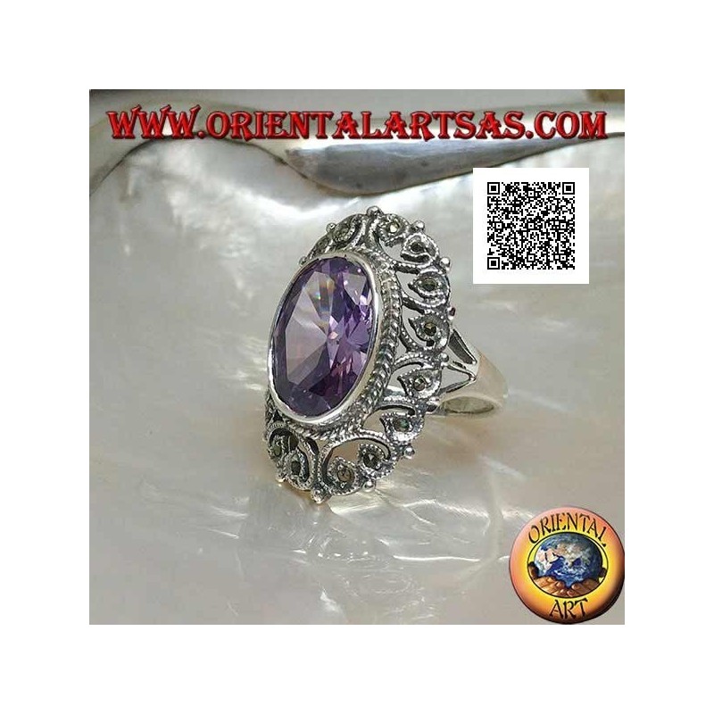 Bague en argent avec zircon ovale facetté couleur améthyste entouré d'un décor perforé de marcassite