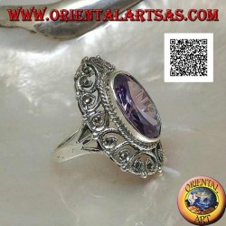 Silberring mit facettiertem ovalem amethystfarbenem Zirkon, umgeben von perforiertem Dekor mit Markasit