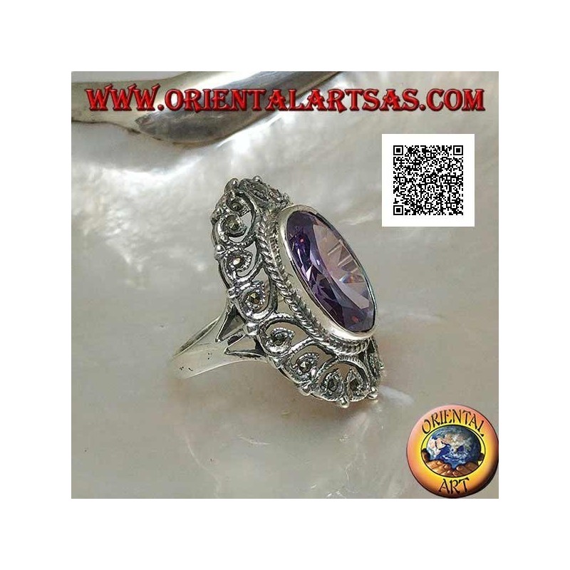 Bague en argent avec zircon ovale facetté couleur améthyste entouré d'un décor perforé de marcassite