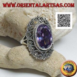 Bague en argent avec zircon ovale facetté couleur améthyste entouré d'un décor perforé de marcassite