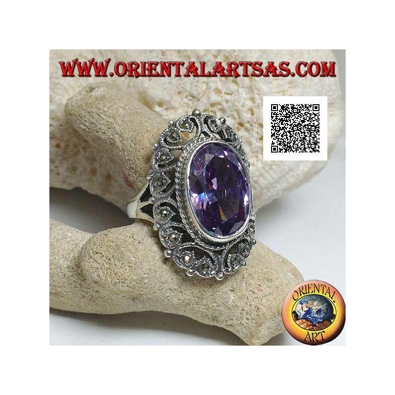 Silberring mit facettiertem ovalem amethystfarbenem Zirkon, umgeben von perforiertem Dekor mit Markasit